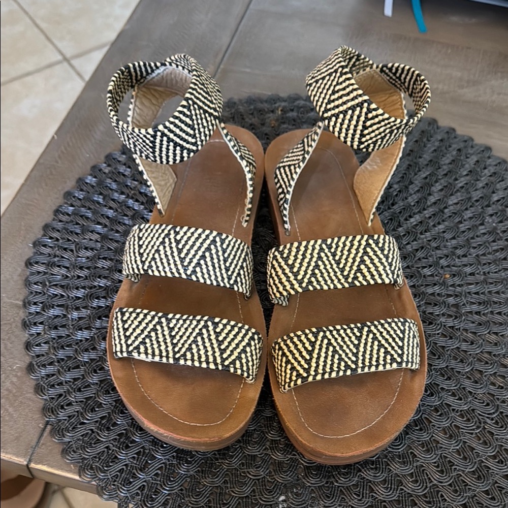 Black and Tan Geometric Sandals with Ankle Wrap
